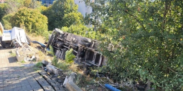Beşiktaş’ta sürücüsünün navigasyon yönlendirmesiyle yokuş aşağı inen tır kontrolden çıkarak boş araziye devrildi
