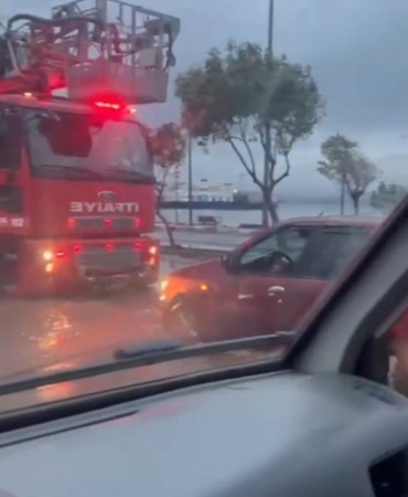 Lapseki’de cadde ve sokaklar göle döndü