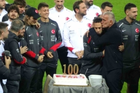 Hakan Çalhanoğlu’na 100. milli maç sürprizi