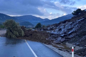 Gökçeada’da sel; bazı iş yerleri ve evler sular altında kaldı toprak kayması yolları kapattı