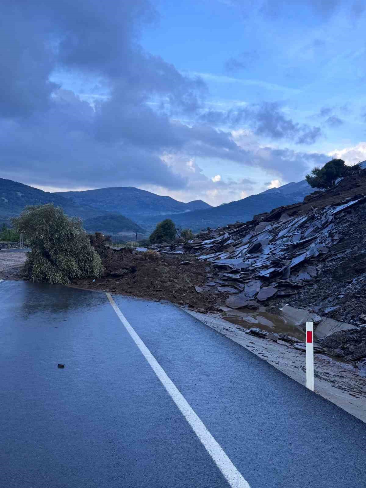 Gökçeada’da sel; bazı iş yerleri ve evler sular altında kaldı toprak kayması yolları kapattı