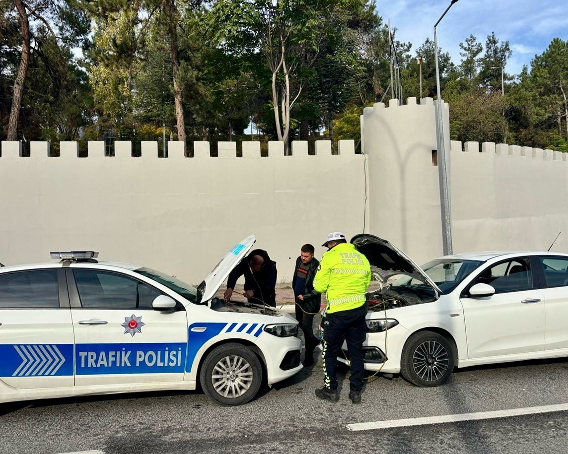 Polis ekipleri yolda kalan otomobile yardım eli uzattı