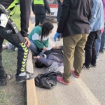 Arabaya bağlanıp iple çekilen motosiklet kaldırıma savruldu: 1 yaralı