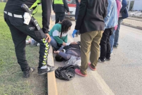 Arabaya bağlanıp iple çekilen motosiklet kaldırıma savruldu: 1 yaralı