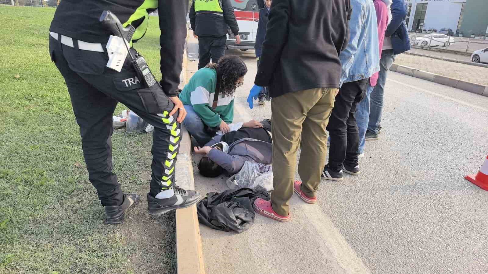 Arabaya bağlanıp iple çekilen motosiklet kaldırıma savruldu: 1 yaralı