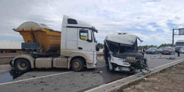 Tekirdağ’da minibüs ile tır kafa kafaya çarpıştı: 1 ağır yaralı