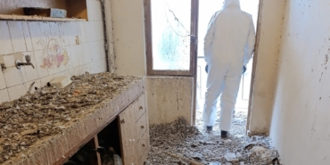 Bursa’da çöp eve dönen bina mahkeme kararıyla boşaltıldı