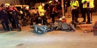 Bıçaklı yaralama olayına karışan motosikletli şüpheliler polisten kaçarken kaza yaptı: 3 yaralı