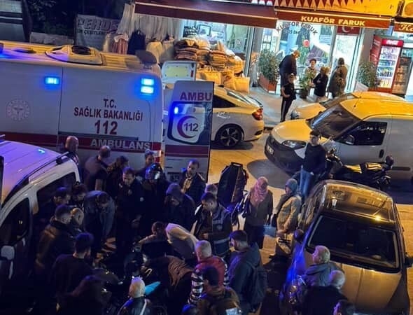 Küçükçekmece’de kaza sonrası ayağı pedala sıkışan motosikletli, itfaiye ekiplerince kurtarıldı
