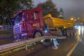 Ataşehir’de kayganlaşan yolda kontrolden çıkan hafriyat kamyonu bariyerlere çarptı