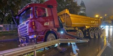 Ataşehir’de kayganlaşan yolda kontrolden çıkan hafriyat kamyonu bariyerlere çarptı