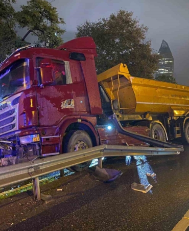 Ataşehir’de kayganlaşan yolda kontrolden çıkan hafriyat kamyonu bariyerlere çarptı