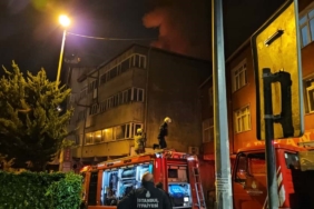 Beyoğlu’nda 4 katlı binanın çatısı alev alev yandı: Vatandaşlar tahliye edildi