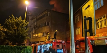 Beyoğlu’nda 4 katlı binanın çatısı alev alev yandı: Vatandaşlar tahliye edildi