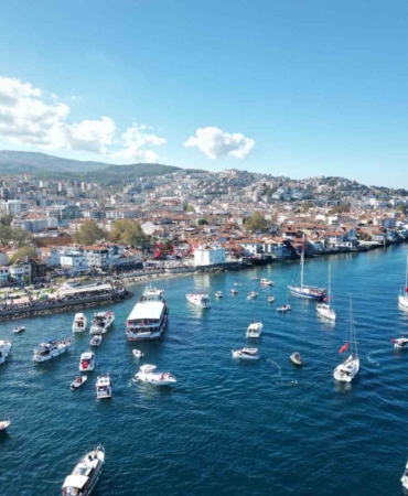 Denizde onlarca tekne kortej yaptı