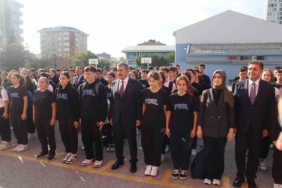 Milli Eğitim Bakanı Yusuf Tekin İstanbul’daki okulların tatili sonrası bayrak törenine katıldı