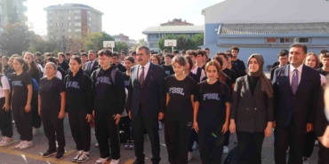 Milli Eğitim Bakanı Yusuf Tekin İstanbul’daki okulların tatili sonrası bayrak törenine katıldı