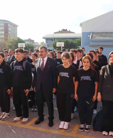 Milli Eğitim Bakanı Yusuf Tekin İstanbul’daki okulların tatili sonrası bayrak törenine katıldı