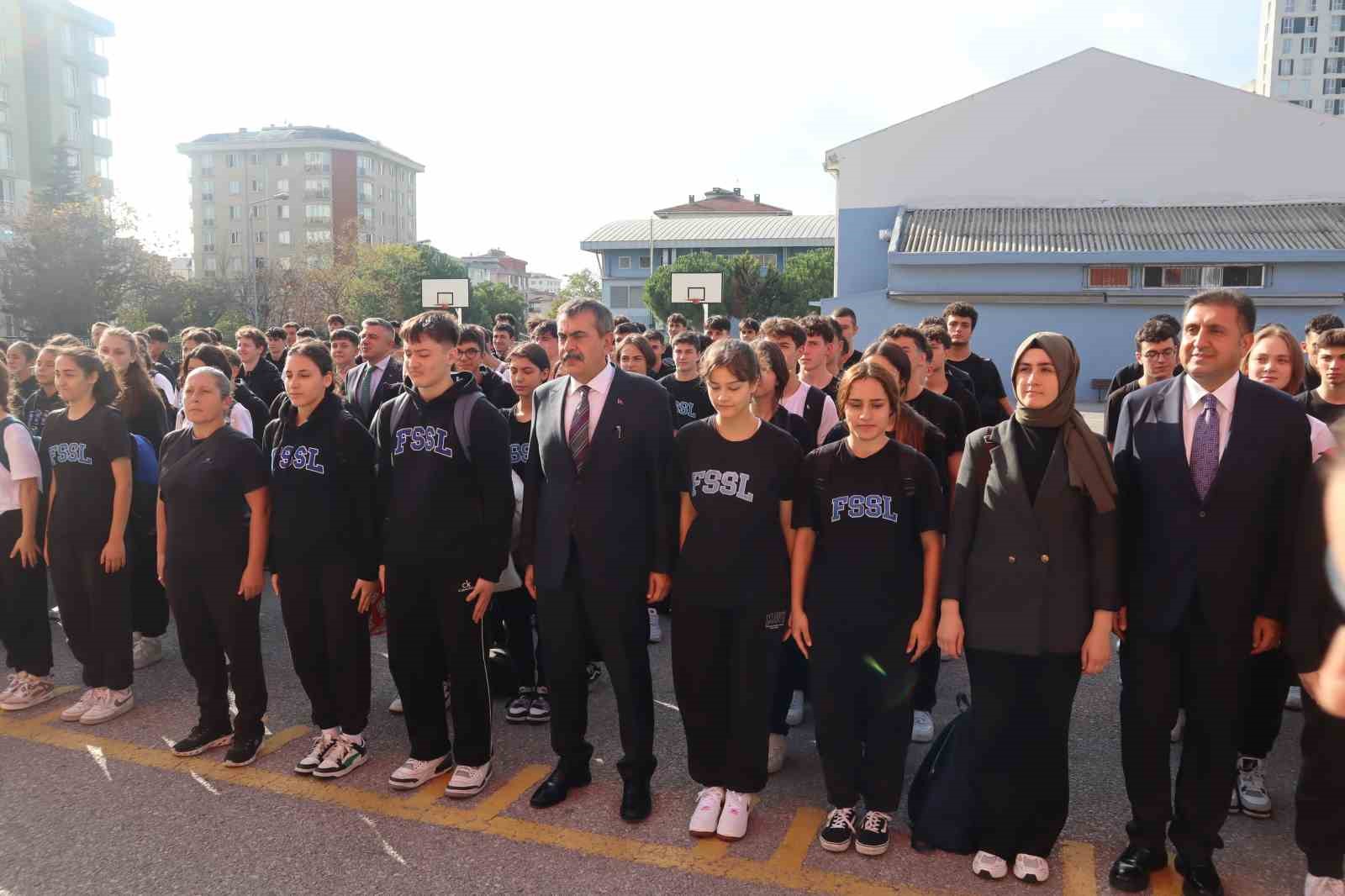Milli Eğitim Bakanı Yusuf Tekin İstanbul’daki okulların tatili sonrası bayrak törenine katıldı