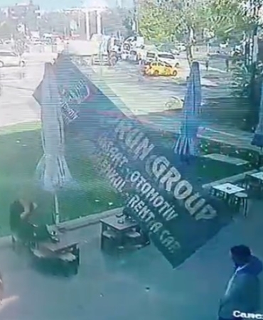 Bursa’da şiddetli lodos tabelayı uçurdu: Kafedeki 2 kişi tabelanın altında kalmaktan son anda kurtuldu