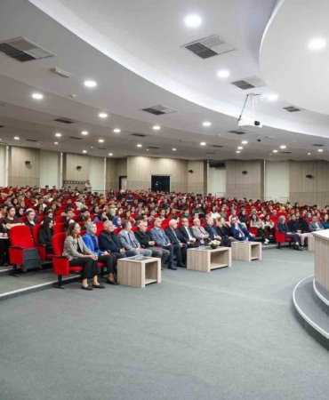 Vali Doğan, üniversite öğrencileri ile kariyer tecrübelerini paylaştı