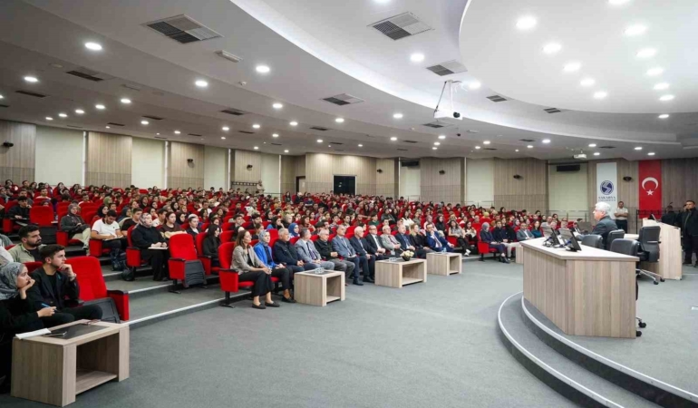 Vali Doğan, üniversite öğrencileri ile kariyer tecrübelerini paylaştı