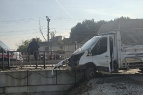 Kontrolden çıkan kamyonet köprü demirlerine saplandı