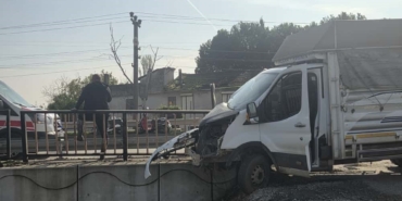 Kontrolden çıkan kamyonet köprü demirlerine saplandı