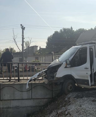Kontrolden çıkan kamyonet köprü demirlerine saplandı
