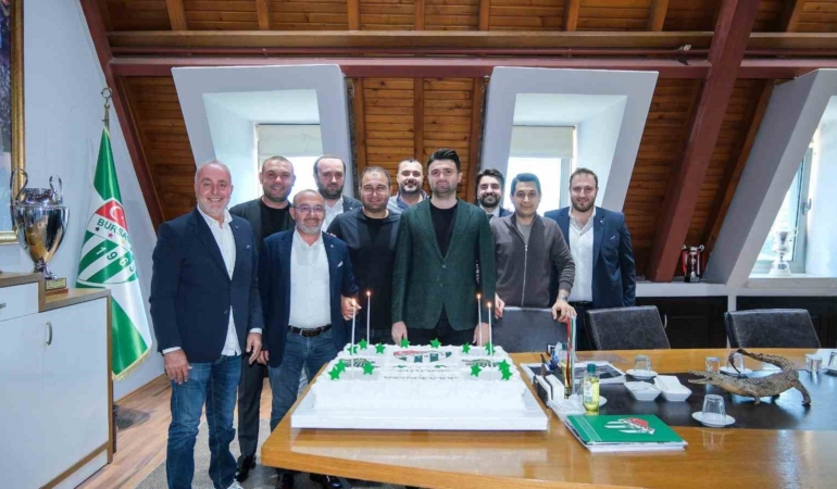 Özlüce’de antrenman sonrası Başkan Enes Çelik’e doğum günü sürprizi