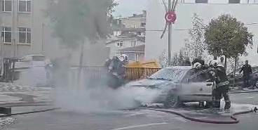 Seyir halindeki otomobilin motorunda yangın
