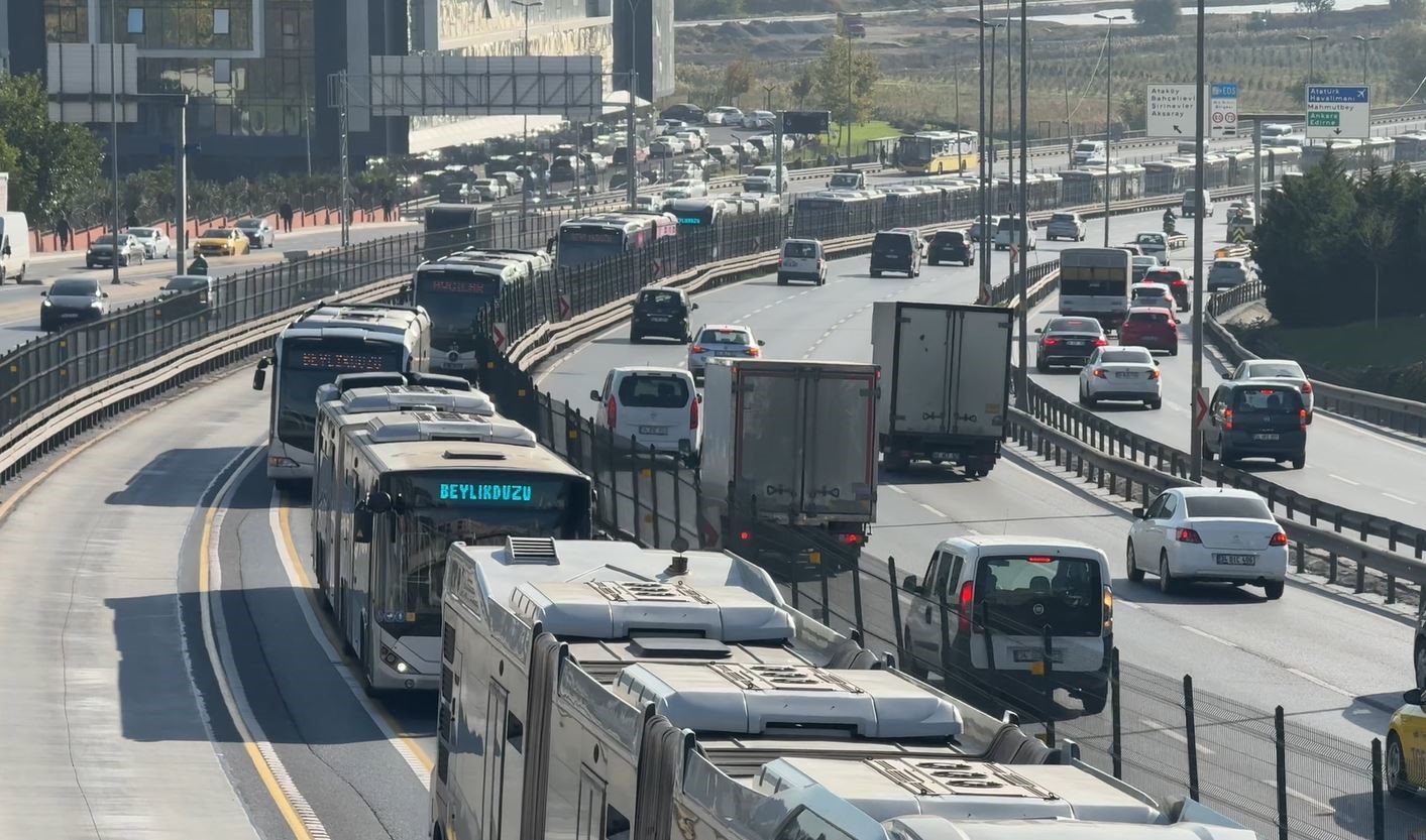 İstanbul’da iki metrobüs çarpıştı: 1 yaralı