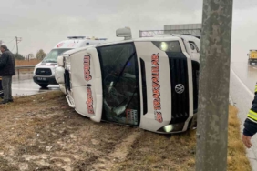 Yolcu minibüsü devrildi: 7 yaralı