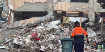 Gebze’de 4 kişiye mezar olan binada çalışmalar sabahın ilk ışıklarıyla başladı