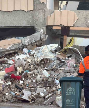 Gebze’de 4 kişiye mezar olan binada çalışmalar sabahın ilk ışıklarıyla başladı