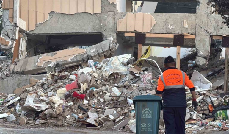 Gebze’de 4 kişiye mezar olan binada çalışmalar sabahın ilk ışıklarıyla başladı