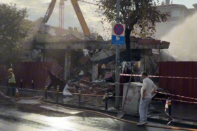 Kontrolsüz yıkım tehlike saçtı, bina parçaları caddeye savruldu