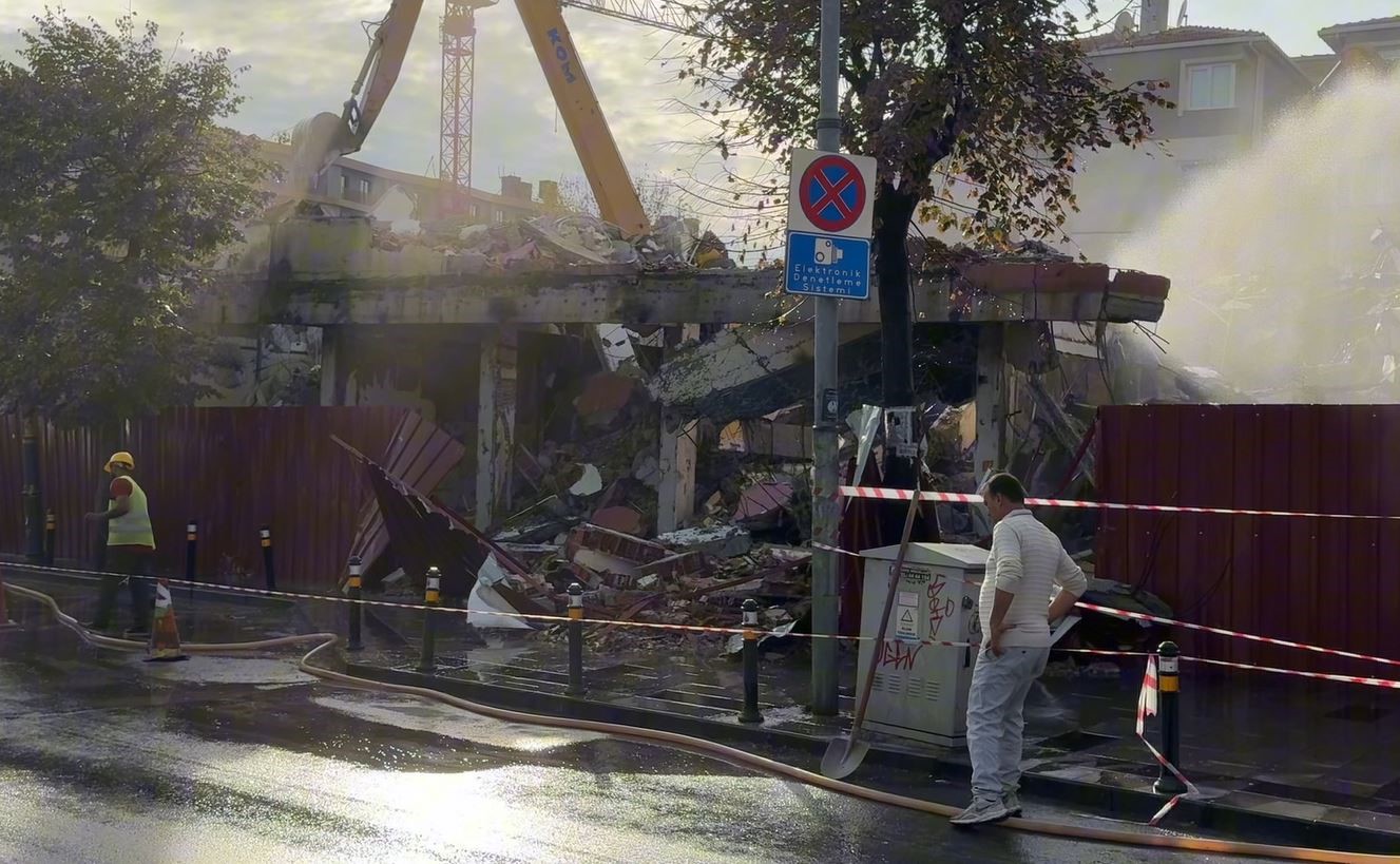 Kontrolsüz yıkım tehlike saçtı, bina parçaları caddeye savruldu