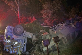 Bursa’da tır şarampole yuvarlandı: 2 yaralı