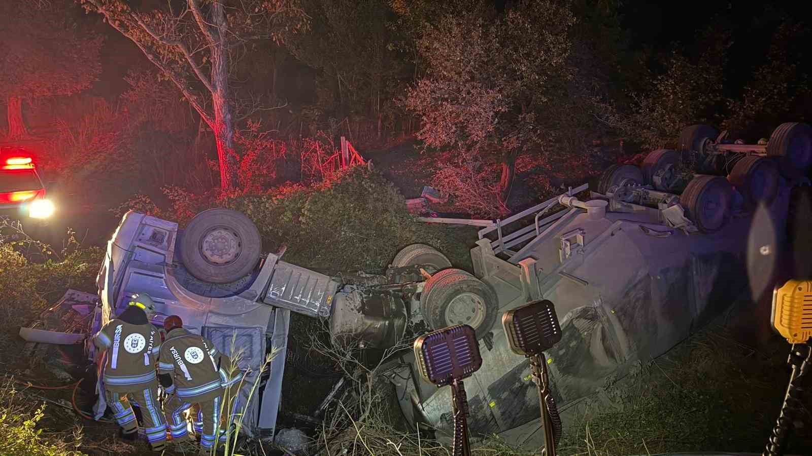 Bursa’da tır şarampole yuvarlandı: 2 yaralı