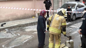 Beyoğlu’nda değiştirdiği sırada tüpün parlaması ile ev sahibi yaralandı