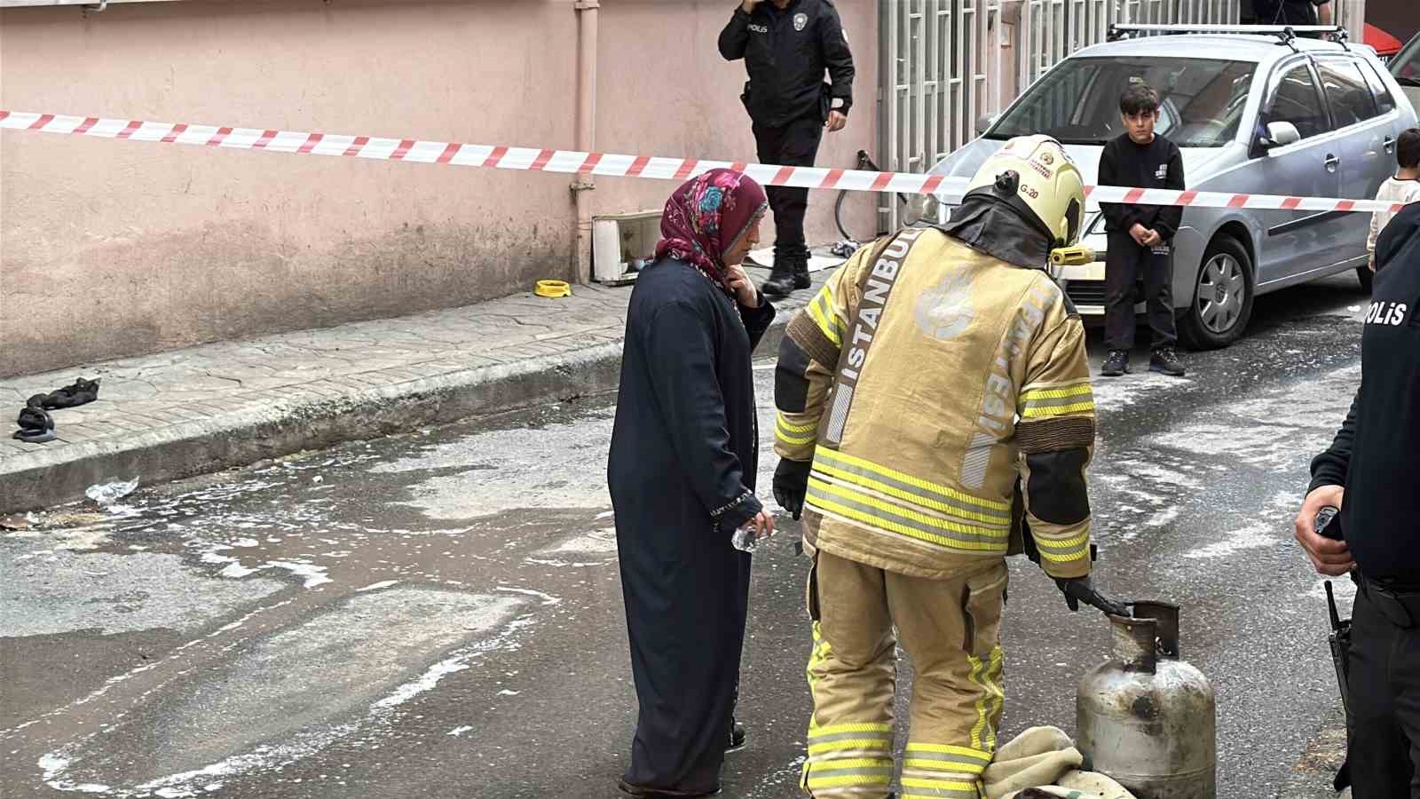 Beyoğlu’nda değiştirdiği sırada tüpün parlaması ile ev sahibi yaralandı