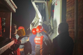 Canlı tavuk yüklü tır başka bir tıra arkadan çarptı: Kabinde sıkışan sürücüyü itfaiye kurtardı