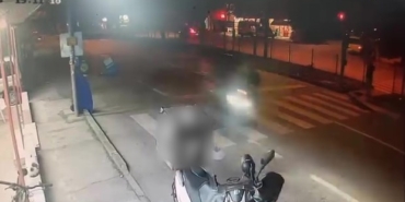 Motosikletli kuryenin çarptığı yaşlı adam kanlar içinde yere yığıldı