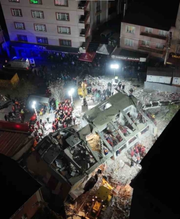 Enkaz başında 14. saat: Hummalı çalışma sürüyor