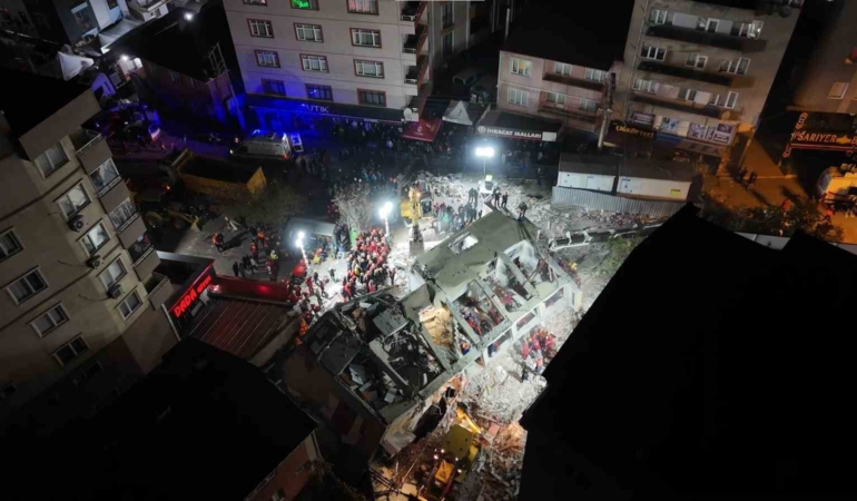 Enkaz başında 14. saat: Hummalı çalışma sürüyor