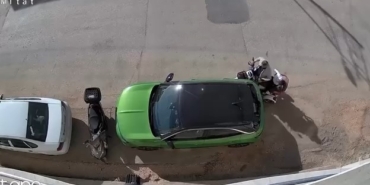 Park halindeki otomobile çarpıp hiçbir şey olmamış gibi kaçtı