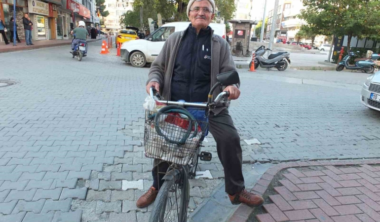 Burhaniyeli 80’lik Hüseyin dede her yere bisikletle gidiyor