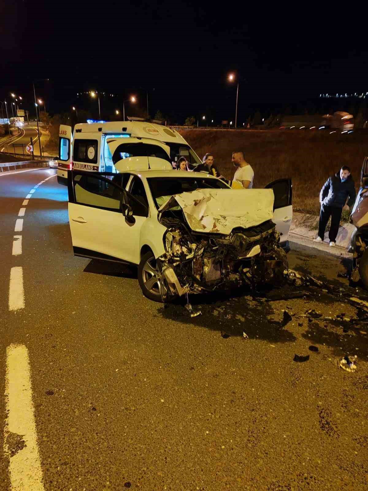 Bilecik’te 2 araç kafa kafaya çarpıştı; 2 yaralı