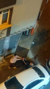 Bahçelievler’de 2 kişi birbirine yumruklarla saldırdı: O anlar kameraya yansıdı